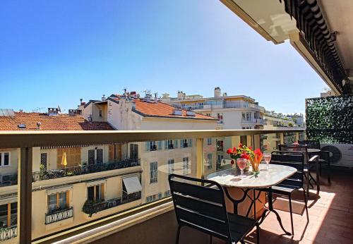 un balcon avec une table et des chaises sur un balcon dans l'établissement Nestor&Jeeves - LA NISSARDE TERRASSE - City center, à Nice
