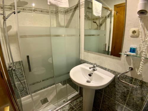 Bilik mandi di Apartamentos Los Lagos