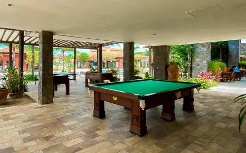 un tavolo da biliardo nel centro di un patio di Búzios Beach Resorts a Búzios