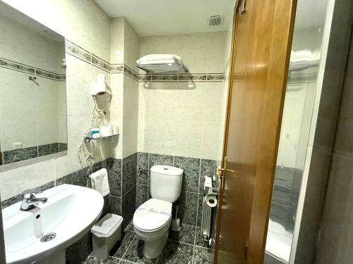 Bilik mandi di Apartamentos Los Lagos