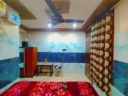 een kamer met een bed en een tafel. bij Hotel Raghunandan Near Shree Ram Janambhumi in Ayodhya