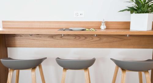 two chairs under a wooden counter with a table at Hôtel des Voyageurs Boutique in Lausanne