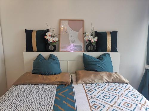 1 dormitorio con 2 camas con almohadas y espejo en Chambre Cozy avec Vue Panoramique sur la Seine, Proche de Paris et de l'Aéroport Orly, en Choisy-le-Roi