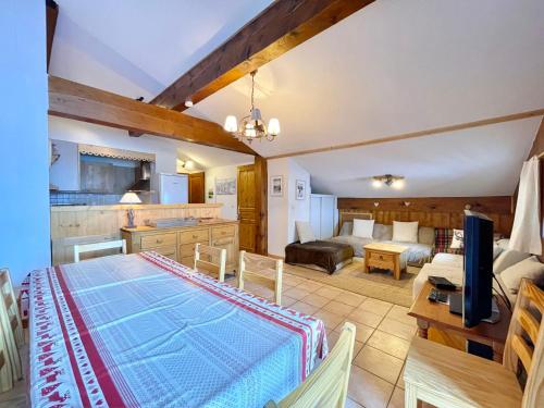 une chambre avec un lit et un salon dans l'établissement Spacieux appartement 8 personnes au pied des pistes avec parking et WiFi - FR-1-505-179, à Notre-Dame-de-Bellecombe