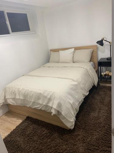 Ein Bett oder Betten in einem Zimmer der Unterkunft Cheerful and cozy 1 bedroom,separate entrance