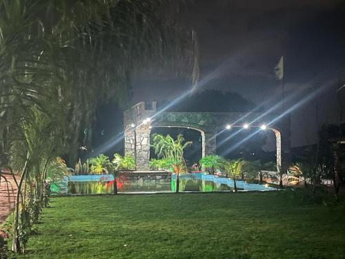 Una foto nocturna de una piscina con luces en Hotel & SPA Los Agaves 