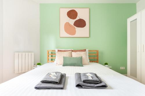 une chambre avec un lit avec des serviettes dessus dans l'établissement Nets Inn Apartments - La Villette, à Paris