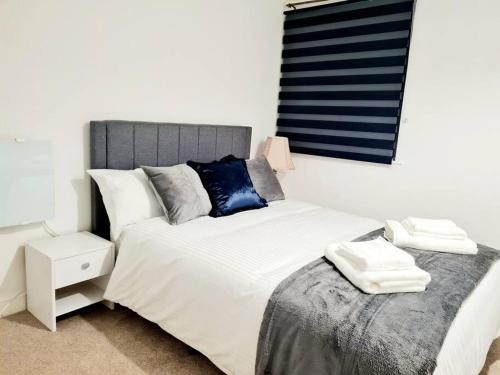 מיטה או מיטות בחדר ב-Cosy Luxurious 3 Bedroom House, Free Parking, Free WiFi, Private Garden, Free Netflix