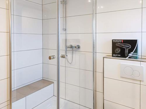 W łazience znajduje się prysznic ze szklanymi drzwiami. w obiekcie T&K Apartments - Wegberg - 3-6 Zimmer Apartments w mieście Wegberg