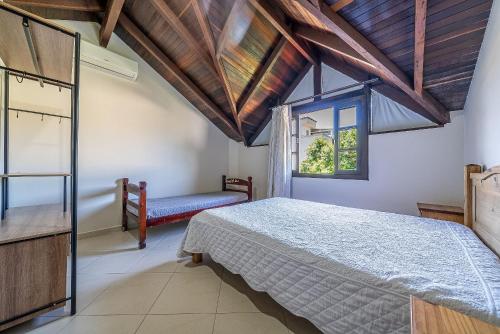 1 dormitorio con cama y ventana en 151 - Casa Triplex apenas a 80m da Praia de Bombas, en Bombinhas