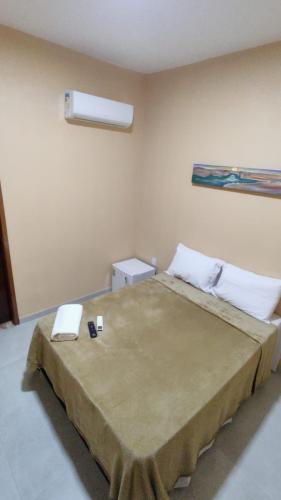 - une chambre avec un lit et un téléphone dans l'établissement Pousada Trilha dos Canions, à Olho D’Água do Casado