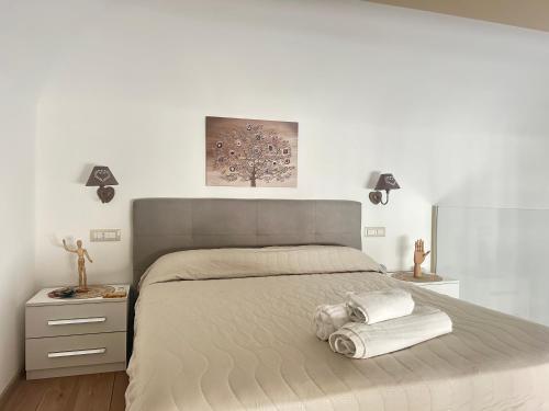 1 dormitorio con 1 cama grande y toallas. en Figli Di Agata, en Catania