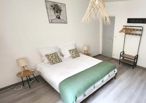 a bedroom with a bed with a green and white comforter at "Cozy Zen" 1 grande chambre - Calme - Arrivée autonome - 6 pers - Parking gratuit in Tours