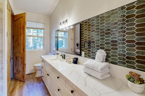 Un baño con lavabo y pared de piedra. en Koyukon Escape, en South Lake Tahoe