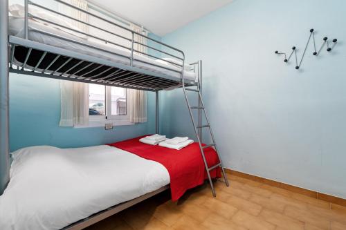 een slaapkamer met een stapelbed en een ladder bij Apartamento WELCS EMP-110- junto al mar in Empuriabrava