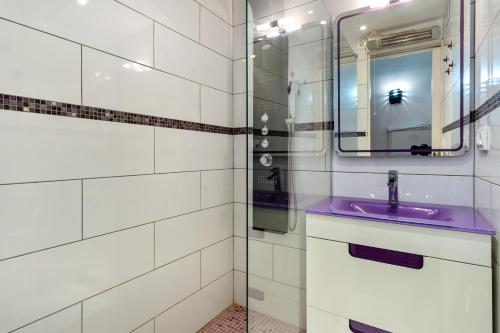 een badkamer met een wastafel en een spiegel bij Apartamento WELCS EMP-110- junto al mar in Empuriabrava