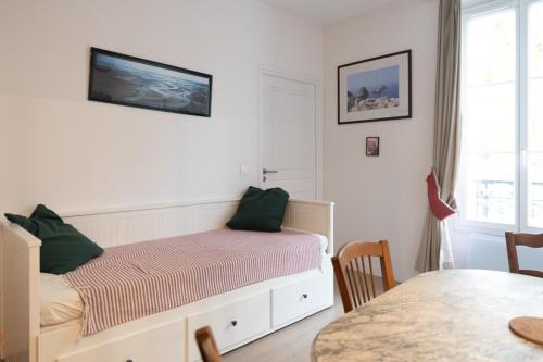 Bright apartment close to the Seine river