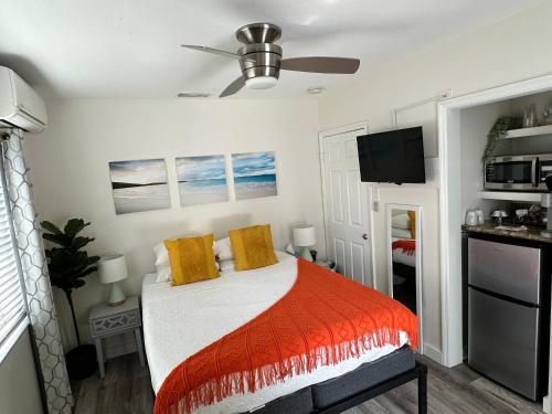 1 dormitorio con 1 cama y ventilador de techo en The Agustin Guesthouse - Men Only Clothing Optional en Fort Lauderdale