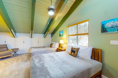 two beds in a room with green walls at Stagecoach Ski Condo in Stateline