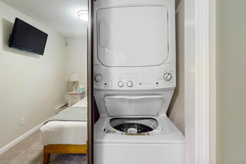 Waschmaschine und Trockner in einem kleinen Zimmer in der Unterkunft Stagecoach Ski Condo in Stateline
