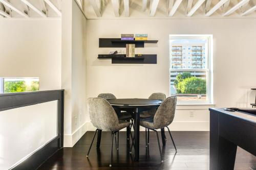 a dining room with a table and chairs at Ellum House in Dallas