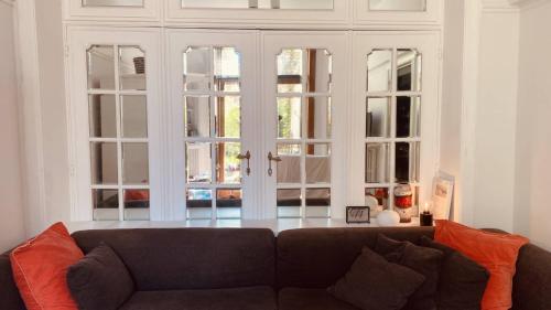 - un salon avec un canapé en face d'une fenêtre dans l'établissement Batpart batman appartement 1 piéce, à Bruxelles