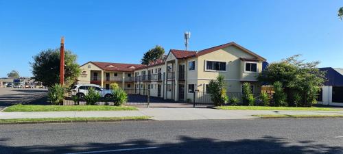 uma fila de casas ao lado de uma rua em New Castle Motor Lodge em Rotorua
