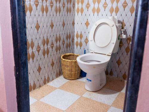 a bathroom with a toilet and a basket at Caravane de Reve in Mhamid