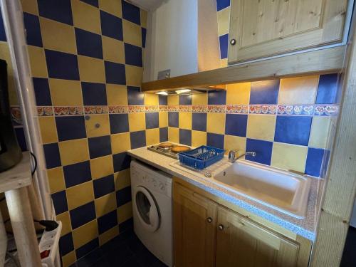 Koupelna v ubytování Studio chaleureux 19m² pour 3 personnes, balcon sud, pied des pistes, Preyerand, Les Menuires - FR-1-452-251