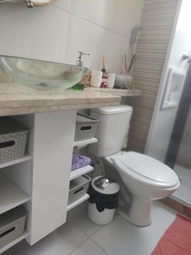 y baño con lavabo y aseo. en Apartamento aconchegante com ar condicionado de 22 a 8h, en Río de Janeiro