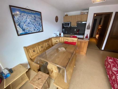 - une cuisine avec une table en bois dans une chambre dans l'établissement Studio cosy à Châtel avec parking et Multi Pass été 2024 - FR-1-693-51, à Châtel