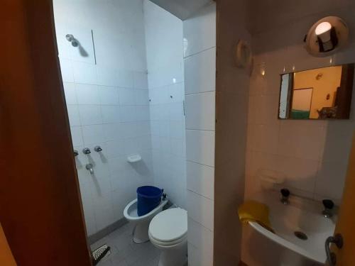 uma casa de banho com um WC, um chuveiro e um lavatório. em El descanso em Mar de Ajó