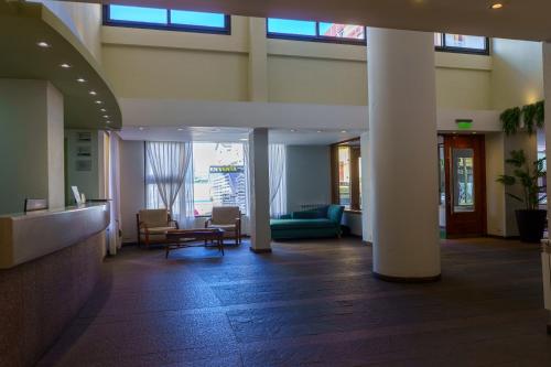 un vestíbulo de un hospital con sofás y sillas en Hostal del Sol en San Bernardo