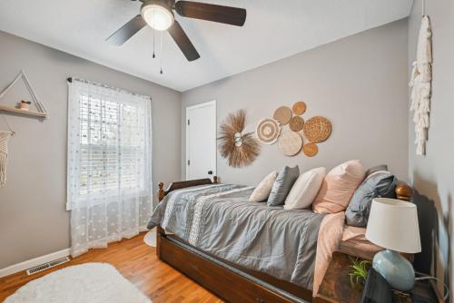 - une chambre avec un lit et un ventilateur de plafond dans l'établissement Vine Grove Home with Deck, 4 Mi to Saunders Springs!, à Radcliff