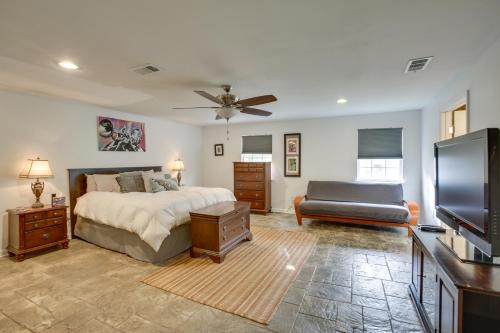 um quarto com uma cama e uma televisão de ecrã plano em New Orleans Retreat about 7 Mi to French Quarter! em Nova Orleães