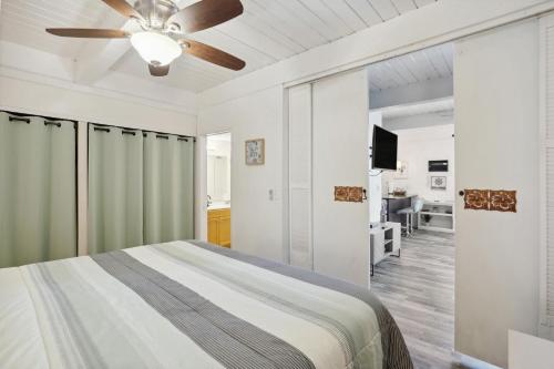 - une chambre avec un lit et un ventilateur de plafond dans l'établissement Airy Kailua-Kona Condo Less Than 1 Mi to Beach and Town, à Kailua-Kona