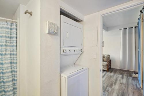 a laundry room with a washer and dryer at Airy Kailua-Kona Condo Less Than 1 Mi to Beach and Town in Kailua-Kona