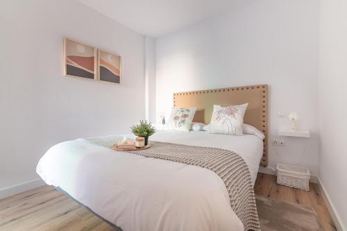 a bedroom with a large white bed in a room at Apartamento Casiopea in Santander
