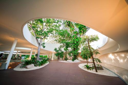 um corredor com árvores num edifício em Lovely Room em Maribago