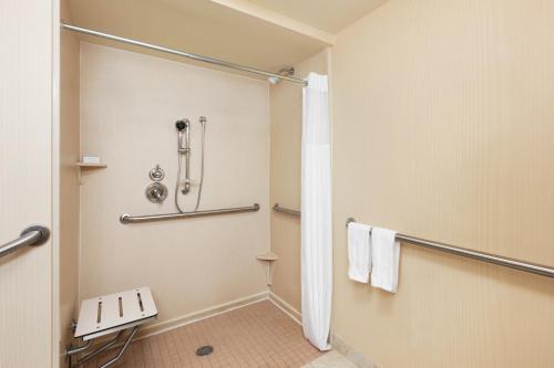 Koupelna v ubytování Hampton Inn New York - LaGuardia Airport