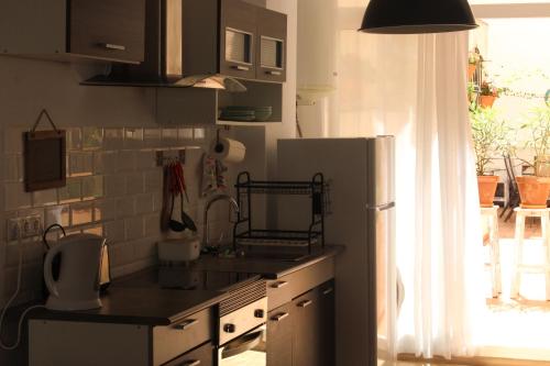 cocina con fregadero y nevera en Apartamento a metros de la playa, en Fuengirola