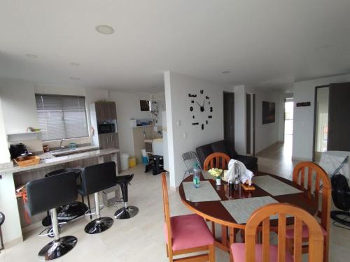 a kitchen and dining room with a table and chairs at Apartamento a 2.5 km del parque del café in Montenegro