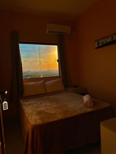 Ce lit se trouve dans un dortoir doté d'une grande fenêtre. dans l'établissement Pousada Trilha dos Canions, à Olho D’Água do Casado