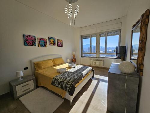 een slaapkamer met een bed en een televisie. bij La Finestra sul Porto in Genua