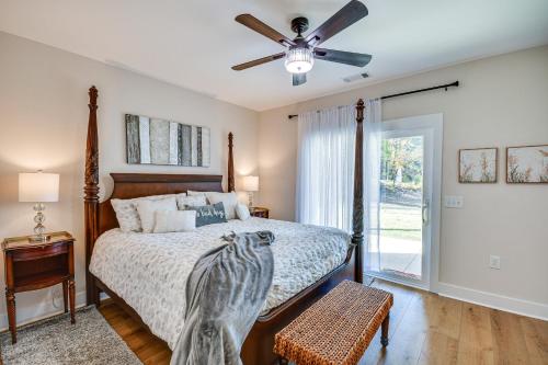 una camera con letto e ventilatore a soffitto di Beachfront Dadeville Family Escape on Lake Martin! a Dadeville