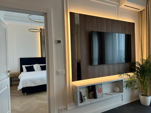 een slaapkamer met een grote spiegel en een bed bij Onix Residence in Baia Mare