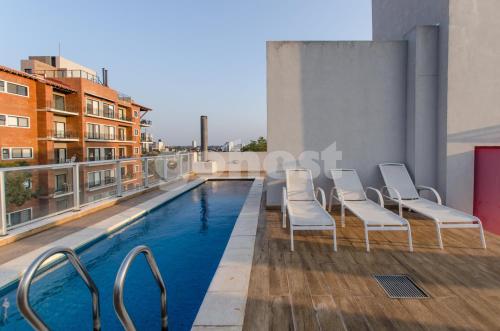 una piscina en la azotea de un edificio en Hampton 2 Bedrooms Balcony And Bbq, en Asunción
