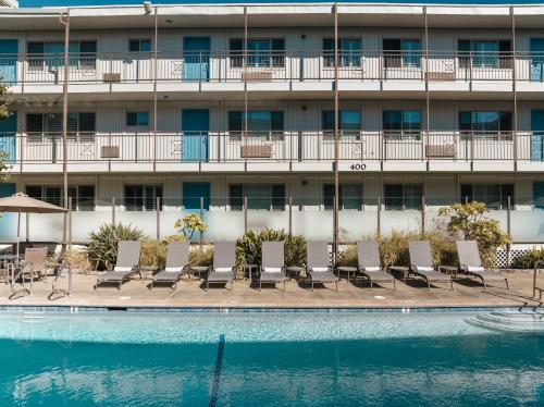 Bazén v ubytování Marin Suites Hotel nebo v jeho okolí