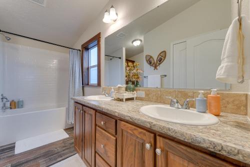 uma casa de banho com 2 lavatórios e um espelho grande em Beautiful Tetonia Escape with Porch and Teton Views em Tetonia