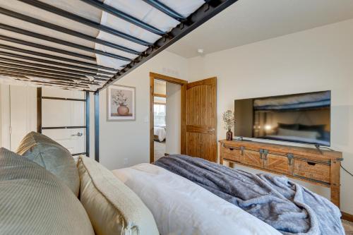 um quarto com uma cama grande e uma televisão em Beautiful Tetonia Escape with Porch and Teton Views em Tetonia